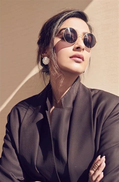 sonam kapoor round sunglasses